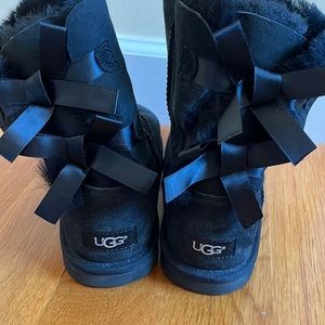 Big kid Uggs with ribbons classic low